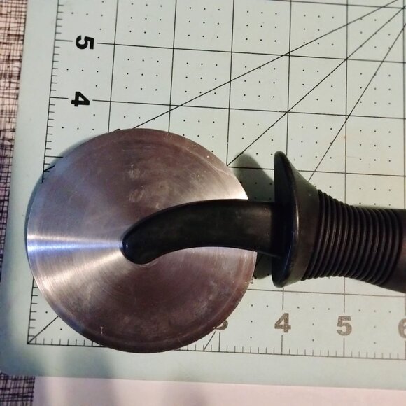 OXO Pizza Cutter Wheel  Ergonomic Handle - Picture 4 of 7